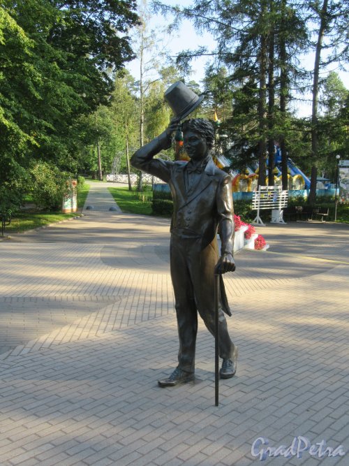 Памятник н.а. Георгию Вицину, 2008, автор Юрий Кряквин. Установлен на центральной площадке при входе в Зеленогорский ЦПКиО. фото сентябрь 2018 г.