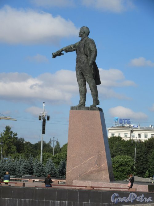 Московская площадь. Памятник Ленину В.И. Вид в профиль с правой стороны. фото сентябрь 2018 г.