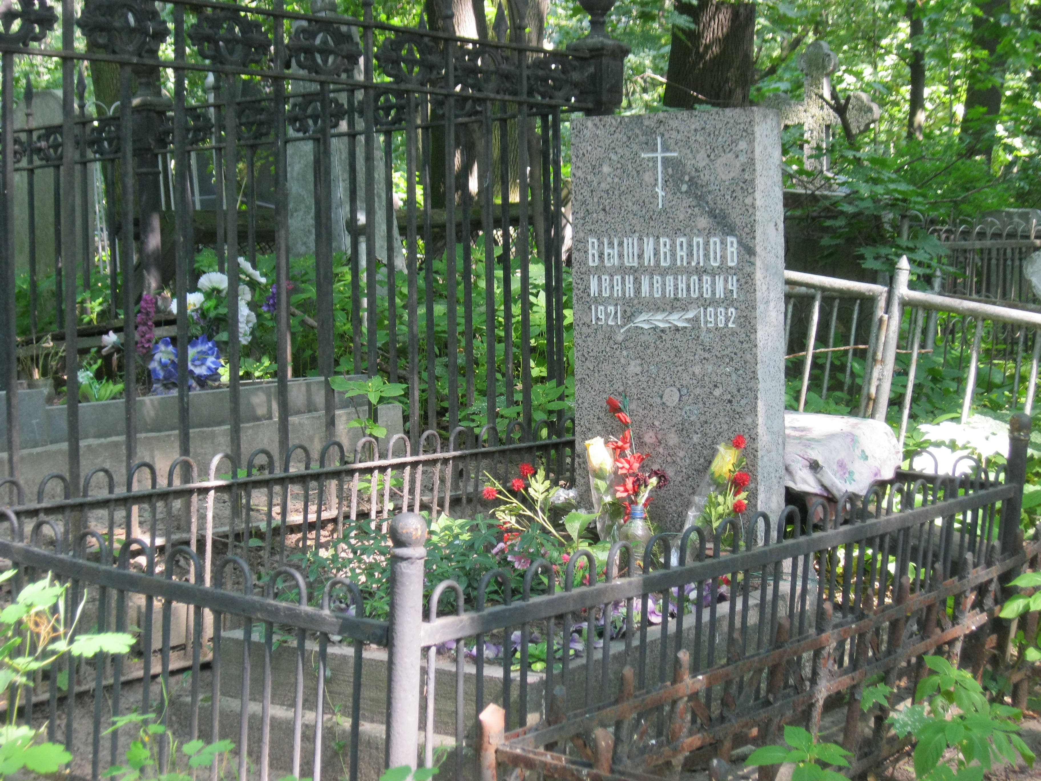 Красненькое кладбище в Санкт-Петербурге. Красненькое кладбище могилы. Красненькое кладбище 70 года. Красненькое кладбище спб
