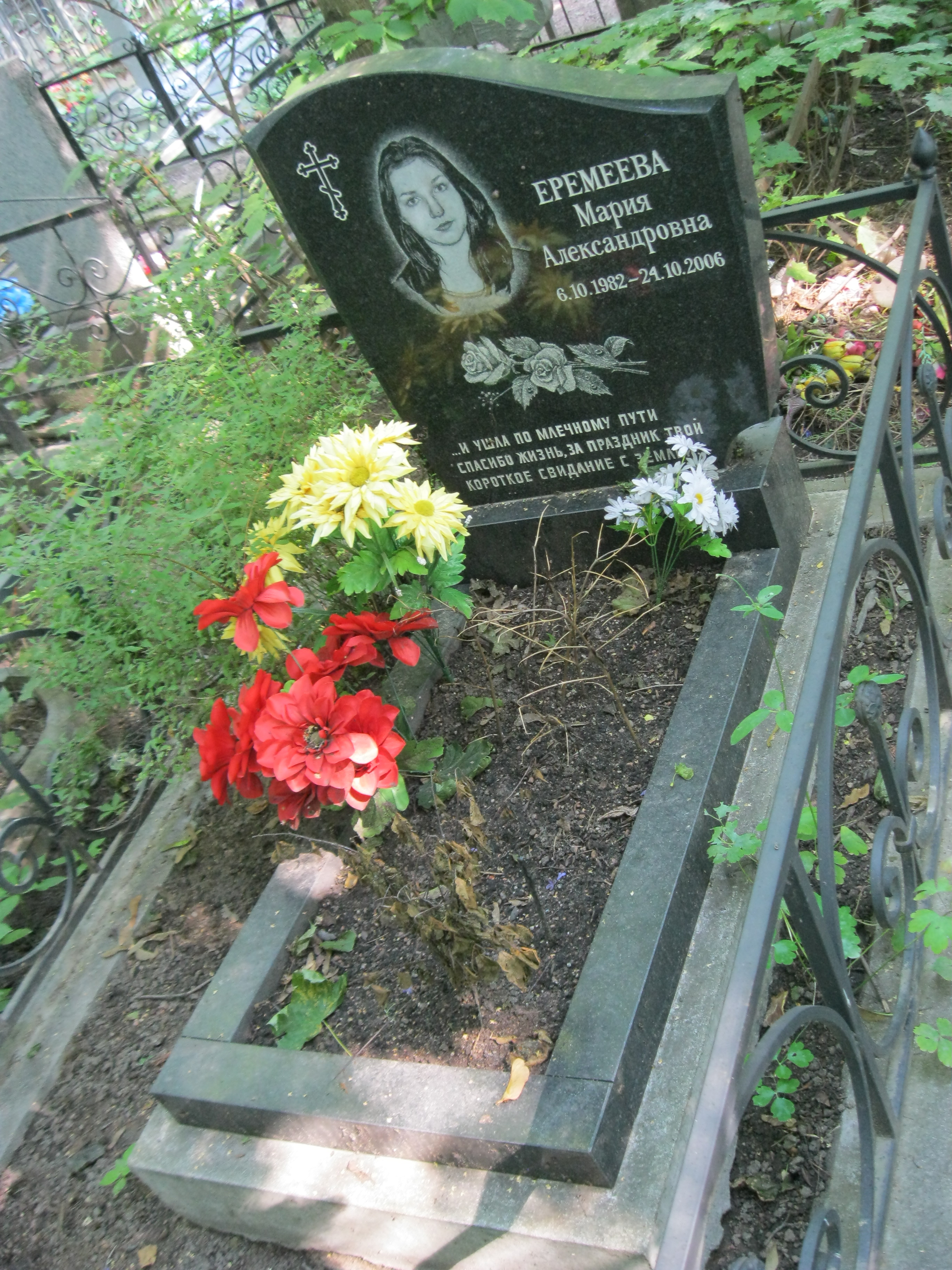 Красненькое кладбище спб. Красненькое кладбище в Санкт-Петербурге. Красненькое кладбище могилы.