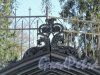 Шуваловский парк, д. 41, лит. Б. «Склеп Адольфа». Фрагмент чугунного карниза, обрамляющего арку. Фото апрель 2012 г.