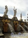 Петродворец, Нижний парк. Каскад «Золотая гора». Вид на скульптуры верхней части фонтана. Фото 19 мая 2010 года.