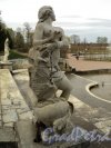 Петродворец, Нижний парк. Каскад «Золотая гора». Одна из скульптур, украшающая каскад. Фото 19 мая 2010 года.