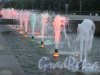 Парк 300-летия Петербурга. Декоративная подсветка фонтана у маяка. Фото 18 июня 2016 г.