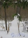 Парк Ораниенбаум. Снеговик на газоне зимой. фото февраль 2016 г.