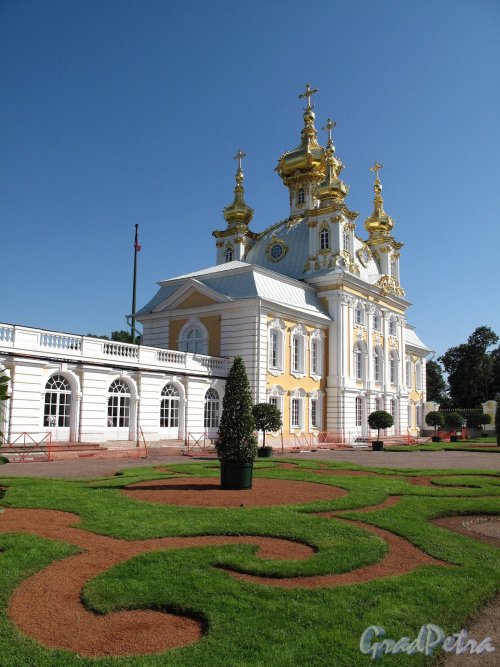 Верхний парк (Петергоф). Церковный флигель Дворца. Фото август 2011 г
