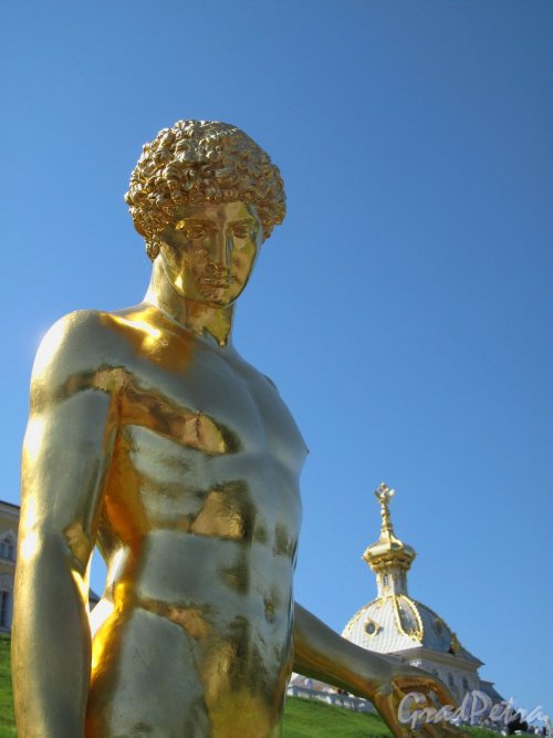 Нижний парк (Петергоф). Большой Каскад. Статуя. Фото август 2011 г.