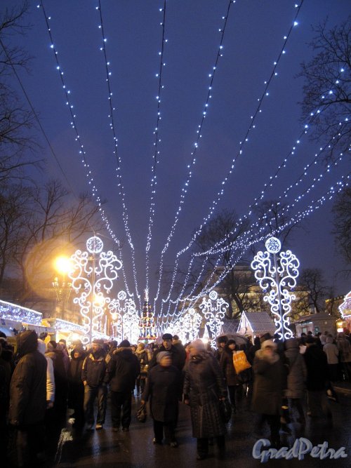Екатерининский сквер в новогоднем оформлении. Фото январь 2012 г. 