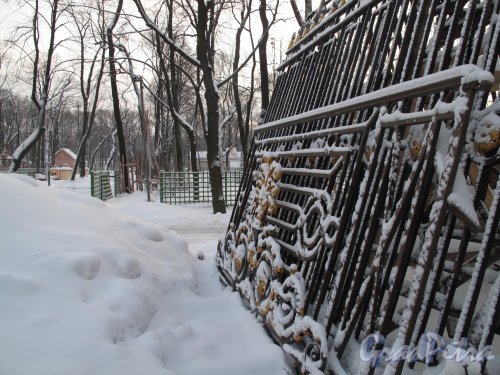 Летний сад. Невская решетка зимой при подготовке к реставрации. Фото январь 2011 г. 