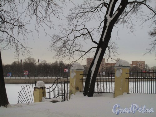 парк Каменноостровского дворца. Ограда парка со стороны Каменноостровского проспекта. Фото март 2011 г. 