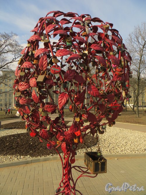 «Дерево любви» и сундучок для ключей молодоженов в Опочининском саду. Фото 11 апреля 2014 года.