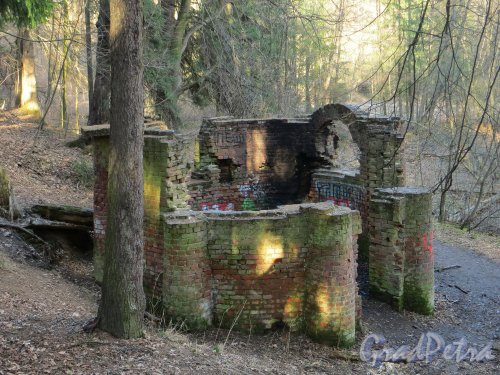 Шуваловский парк. Руины павильона «Холодные бани». Фото апрель 2014 г.