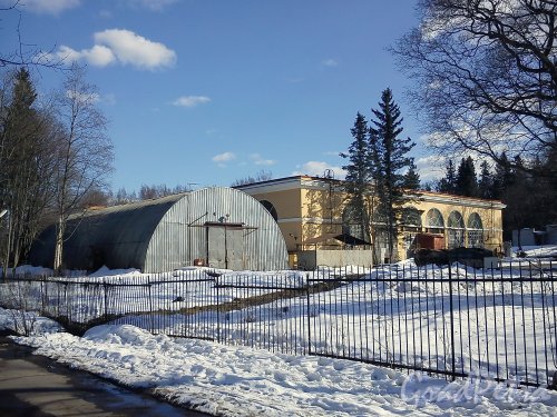 Шуваловский парк, д. 1, лит. А. Производственный корпус и ангар. Фото апрель 2012 г.