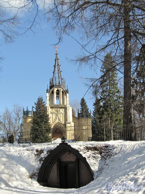 Шуваловский парк, д. 41. Церковь св. Апостолов Петра и Павла и «Склеп Адольфа». Фото апрель 2012 г.