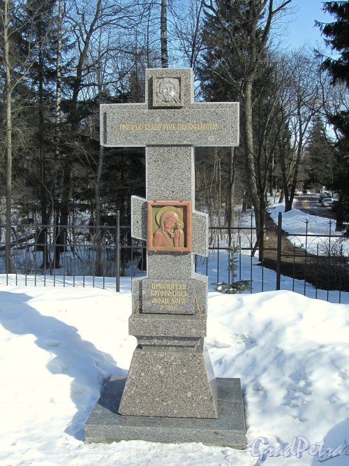 Шуваловский парк, д. 41. Поклонный крест у церкви. Фото апрель 2012 г.