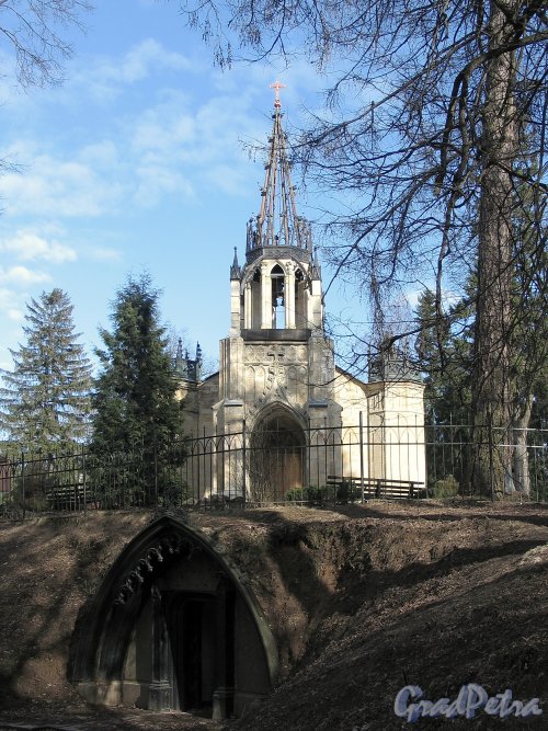Шуваловский парк, д. 41. Церковь св. Апостолов Петра и Павла и «Склеп Адольфа». Фото апрель 2014 г.
