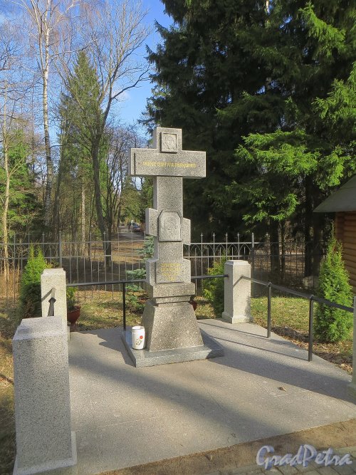 Шуваловский парк, д. 41. Поклонный крест у церкви св. Апостолов Петра и Павла. Фото апрель 2014 г.