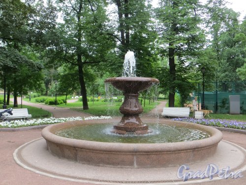 Фонтан в Алексеевском саду. Фото 10 июня 2014 года.
