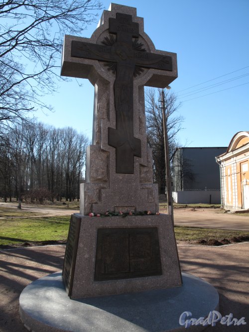 Митрополичий сад. Поклонный крест. Лицевая сторона. Фото март 2014 г.