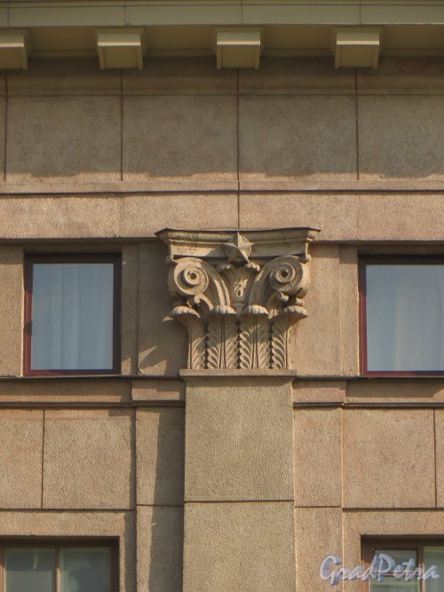 Александровский парк, дом 4. Полуколонна на фасаде здания театра. Фото 5 июня 2014 года.