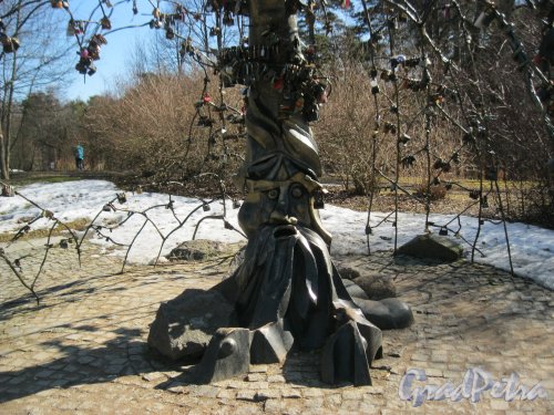 г. Зеленогорск, сквер 8-го Марта. Декоративная скульптура «Дерево счастья». Фрагмент. Фото 7 апреля 2014 года.