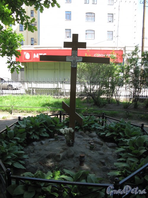 Введенский сад. Поминальный крест по Собору и часовне. Фото май 2014 г.