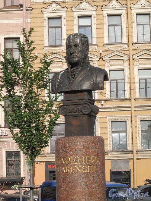 Бюст Джакомо Кваренги, установленный в Ново-Манежном сквере на Манежной площади, среди ансамбля Петербургских архитекторов-итальянцев. фото май 2014 г.