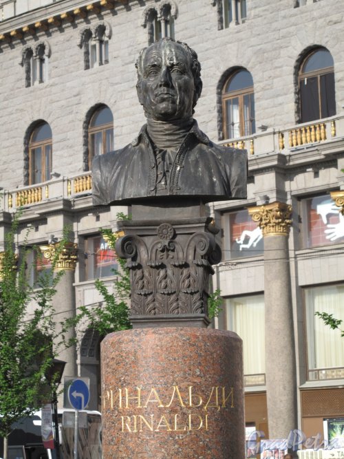 Бюст Антонио Ринальди, установленный на Манежной площади в Ново-Манежном сквере, среди ансамбля Петербургских архитекторов-итальянцев. фото май 2014 г.