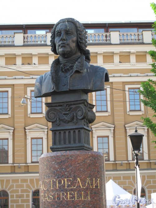 Бюст Бартоломео Растрелли, установленный в Ново-Манежном сквере на Манежной площади, среди ансамбля Петербургских архитекторов-итальянцев. фото май 2014 г.