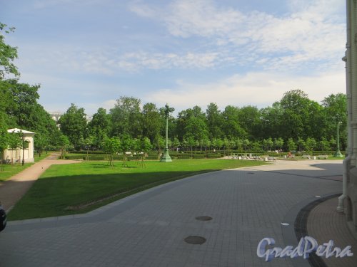 город Кронштадт, южная часть сада Морского собора на Якорной площади. Фото 22 июня 2015 года.