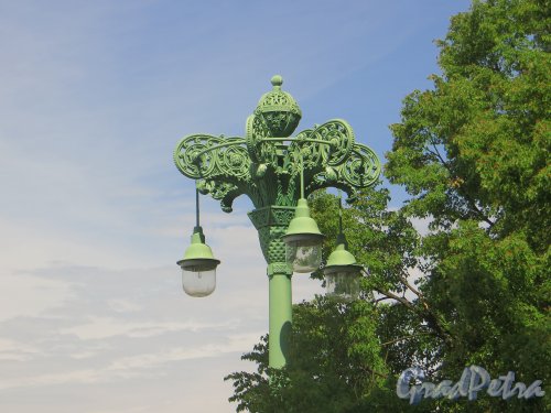 город Кронштадт, фонарь в саду Морского собора на Якорной площади. Фото 22 июня 2015 года.
