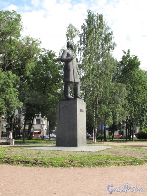 Памятник Н.А. Некрасова в Некрасовском саду. Общий вид с боковой стороны. фото июль 2015 г.