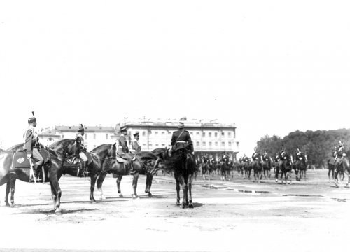 Участники смотра на Марсовом поле в день 10-летия конно-полицейской стражи. Фото 11 июня 1908 года.