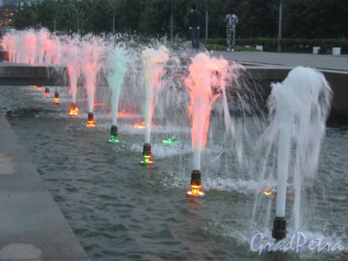 Парк 300-летия Петербурга. Декоративная подсветка фонтана у маяка. Фото 18 июня 2016 г.