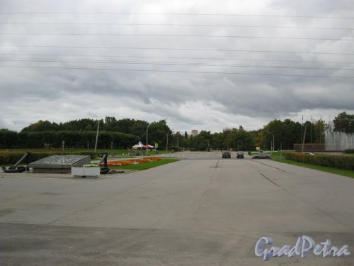Южно-Приморский парк. Вид от Петергофского шоссе на центральный вход. Фото 16 сентября 2016 г.