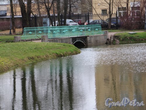 Сад 9-января. Пруд в районе Тихомировской ул. Мостик через протоку. Фото апрель 2015 г.
