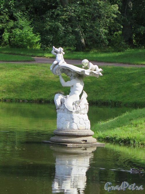 Верхний парк (Ораниенбаум). Китайский пруд. Статуя «Тритон», 1861, ск. Йозеф Копф. фото август 2015 г.