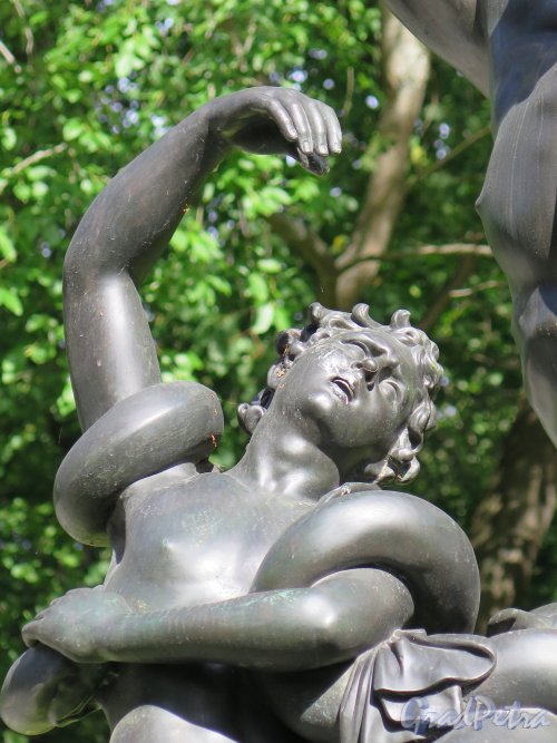 Верхний парк (Ораниенбаум). Липовая аллея. Скульптура «Лаокоон и сыновья, погибающие от змей». Фигура ребенка. фото август 2015 г.