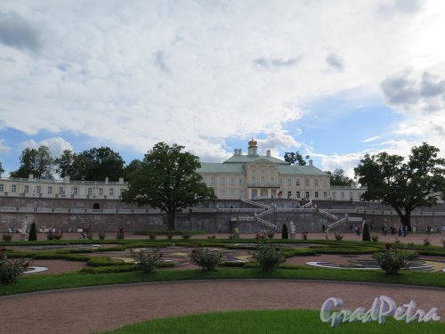 Нижний парк (Ораниенбаум), заложен в 1712 г. Общий вид Большого Меншиковского дворца и Нижнего парка со стороны Дворцового проспекта. фото август 2015 г.
