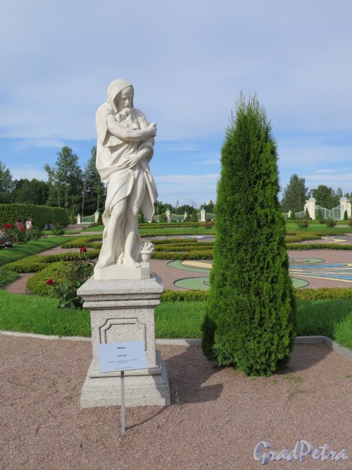 Нижний парк (Ораниенбаум). Скульптура «Зима». фото август 2015 г.