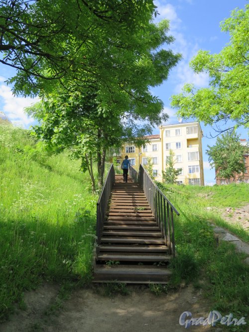 Овражный парк (Кронштадт). Гранитная лестница у смотровой площадке и Якорной площади. фото июнь 2017 г. 