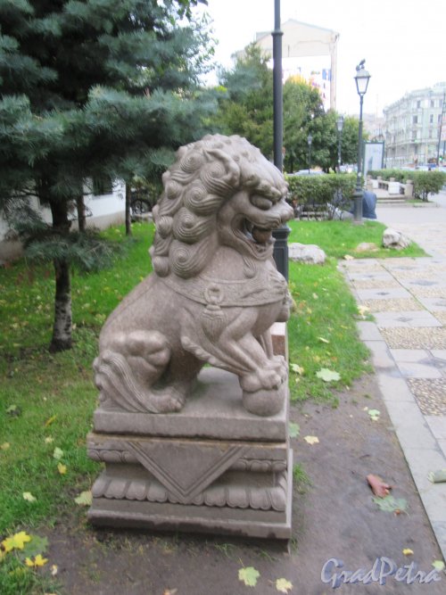 Сквер Дружбы. Каменный лев в перспективе Литейного пр. фото октябрь 2017 г.