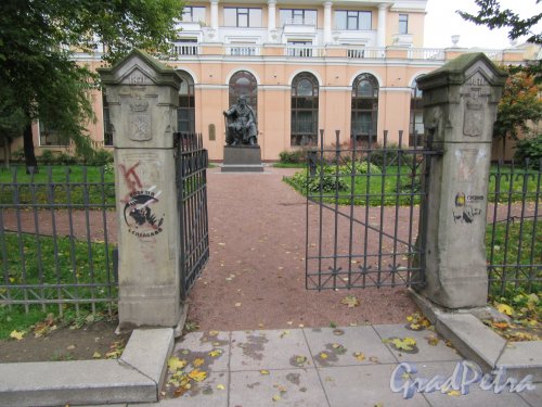Старо-Манежный сад, 1870-71, садовник А. Визе. Общий вид через ворота на Манежной пл. фото октябрь 2017 г.