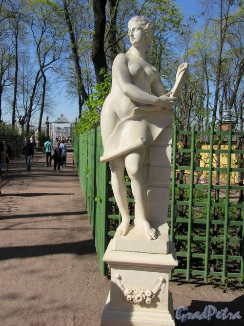 Летний сад. Главная аллея, вторая площадка. Статуя «Архитектура», 1720-1722, ск. П. Баратта. Общий вид. фото май 2018 г.