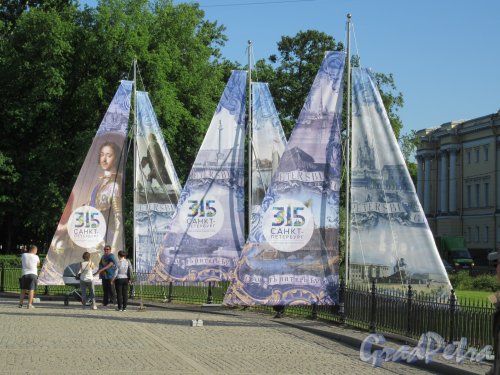 Сквер на Сенатской пл. Оформление к 315-годовщине города. Флаги в виде парусов. фото май 2018 г.