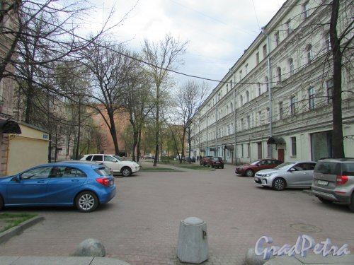 Общий вид сквера сквер Соловьева-Седого от Невского проспекта. Фото 7 мая 2020 г.