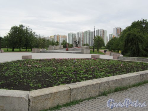 Парк Интернационалистов. Вид парка от перекрестка проспекта Славы и Бухарестской улицы. Фото апрель 2018 г.