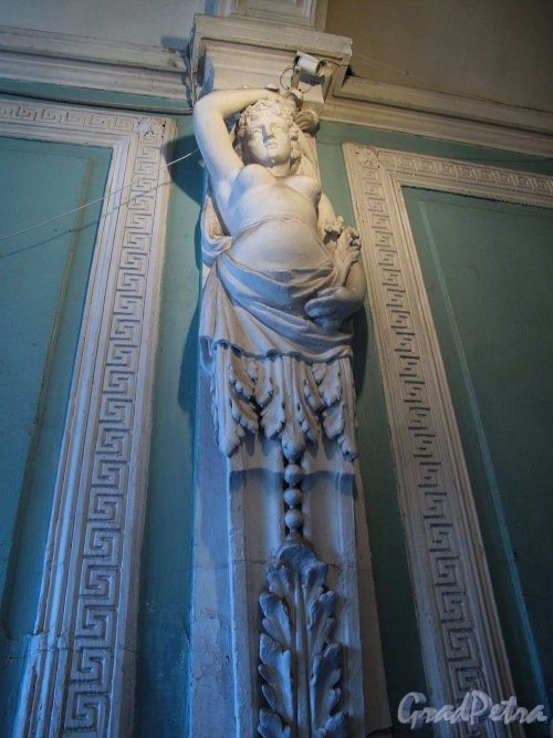 пер. Ульяны Громовой, д. 4. Скульптура в лестничном вестибюле. Фото июнь 2011 г. 