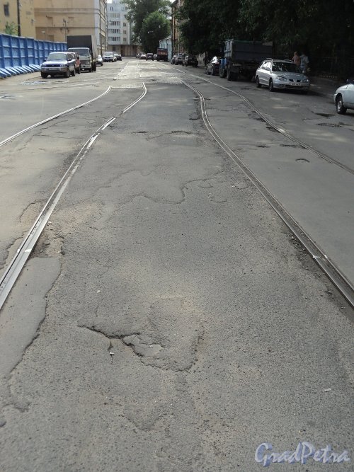 Остатки трамвайных путей в Дегтярном переулке. Вид в сторону улицы Моисеенко. Фото август 2010 г.