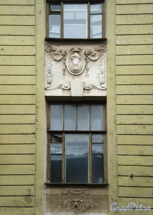 Дегтярный пер., д. 3, лит. А. Фрагмент фасада с барельефами. Фото сентябрь 2009 г.